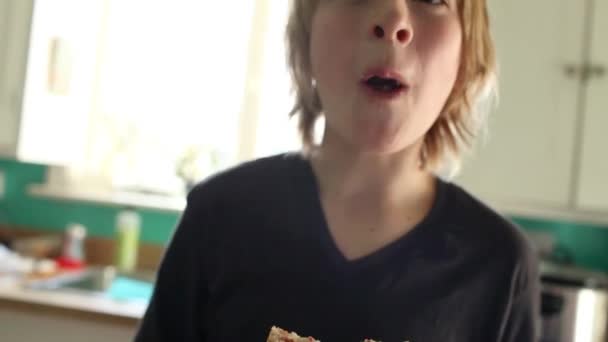 Nahaufnahme Eines Jungen Beim Sandwich Essen — Stockvideo