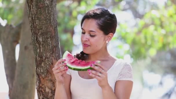 Mujer Comiendo Sandía Aire Libre — Vídeos de Stock