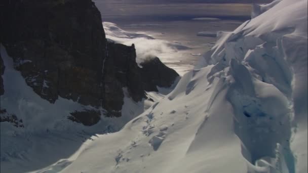 Luchtfoto Van Besneeuwde Bergen Winter — Stockvideo