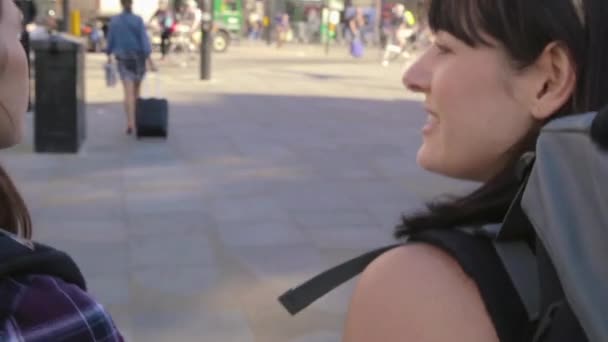 Deux Touristes Femmes Marchant Dans Rue Ville — Video