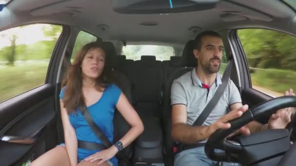 Potret Pasangan Muda Naik Dalam Mobil — Stok Video