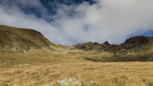 Alan Bulutlar Zaman Atlamalı Hareket Ile Dağlarda — Stok video