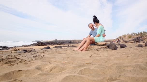 Пара Відпочиває Піщаному Пляжі Разом — стокове відео