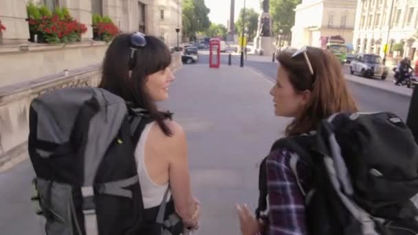 Twee Vrouwelijke Toeristen Lopen City Street — Stockvideo
