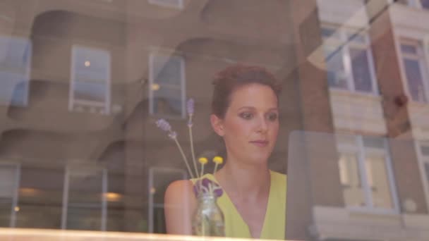 Femme Utilisant Ordinateur Portable Boire Café Dans Café — Video