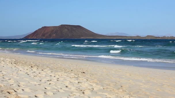 Zee Strand Met Vulkaan Achtergrond Fuerteventura Spanje — Stockvideo