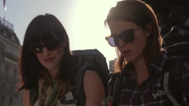 Deux Touristes Femmes Parlent Dans Rue Ville — Video
