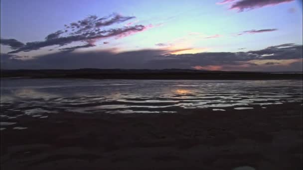 在日落时 在湖面上飞行 天空中的五颜六色的云朵 — 图库视频影像