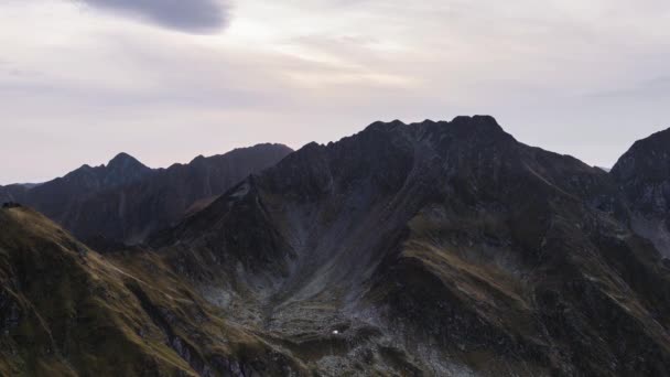 Zaman Atlamalı Hareketli Bulutlu Gün Batımında Dağlar — Stok video