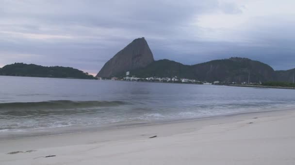 Copacabana Beach Med Sugarloaf Mountain Bakgrunden Rio Janeiro Brasilien — Stockvideo