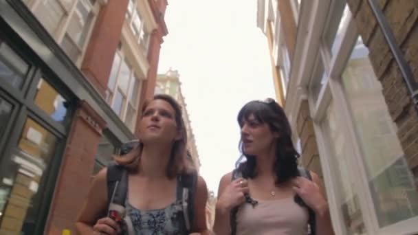Due Turisti Sesso Femminile Piedi Sulla Strada Della Città — Video Stock