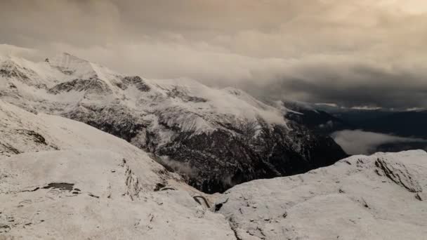 Воздушный Вид Горы Зимой Облаками Движущимися Времени — стоковое видео