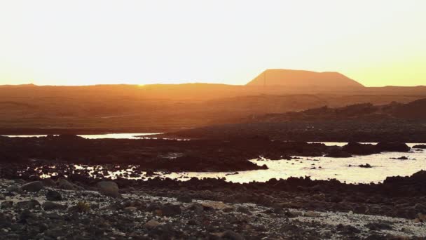 Berglandskap Med Floden Vid Solnedgången — Stockvideo