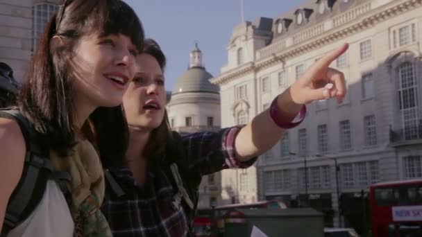 Dwóch Turystów Kobiece Mapą Ulicy Miasta — Wideo stockowe