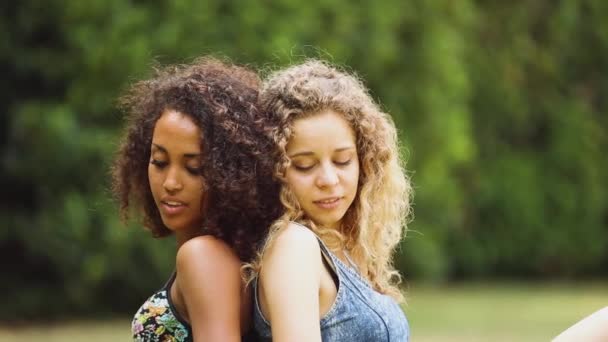 Duas Amigas Sentadas Grama Parque — Vídeo de Stock