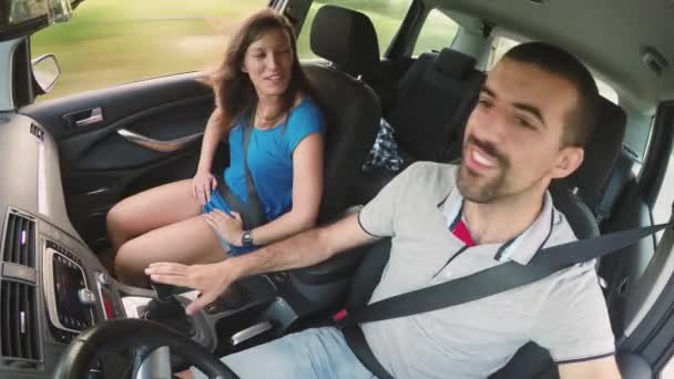 Arabada Konuşan Genç Çiftin Portresi — Stok video