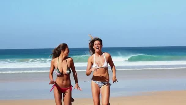 在海滩上跑步的女人 — 图库视频影像