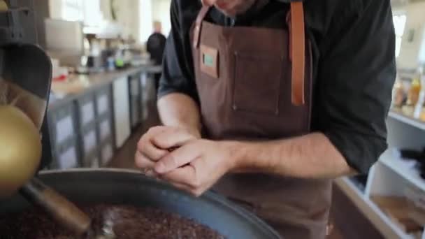 Arbeiter Riecht Kaffeemaschine Verarbeitungsfabrik — Stockvideo