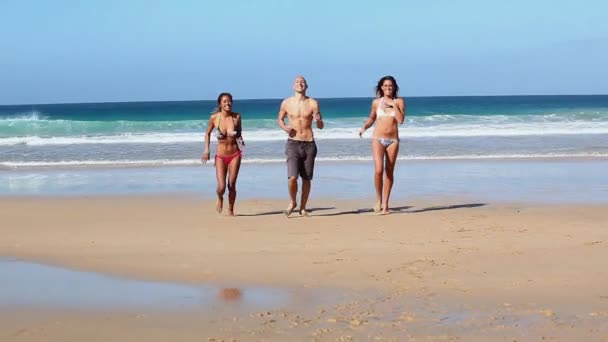 Троє Друзів Біжать Піщаному Пляжі — стокове відео