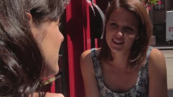 Amigos Sexo Feminino Conversando Café Calçada — Vídeo de Stock