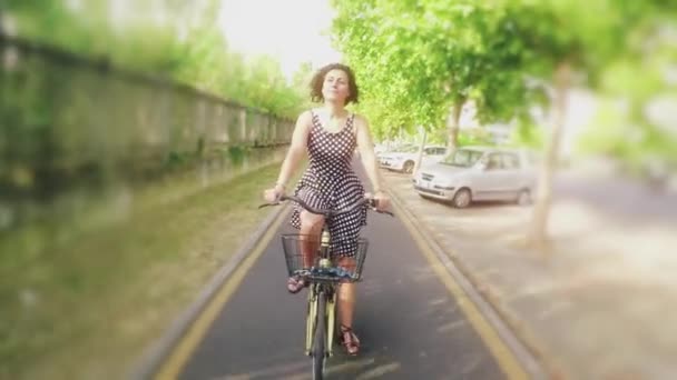 Kobieta Jeżdżąca Rowerze Dzień — Wideo stockowe