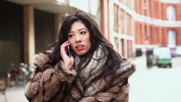 Kadın Telefonda Konuşurken Kürk Ceket — Stok video