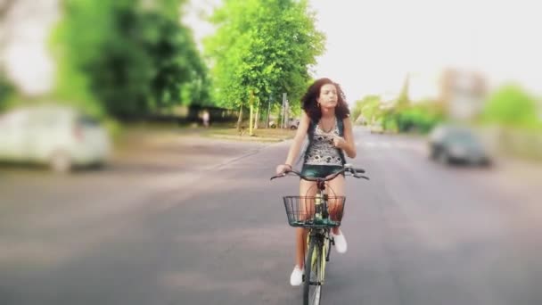 Mujer Ciclismo Carretera Durante Día — Vídeos de Stock