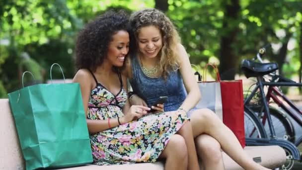 Amici Donne Con Shopping Bag Smartphone Nel Parco — Video Stock