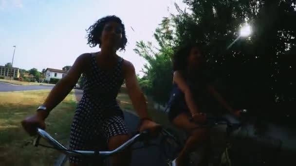 Twee Vrouwen Fiets — Stockvideo