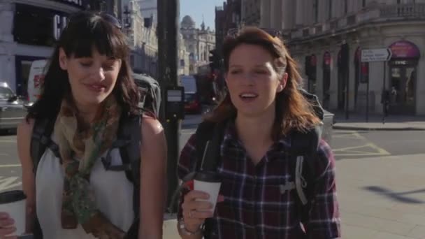Vrouwelijke Toeristen Lopen Straat Met Koffie — Stockvideo