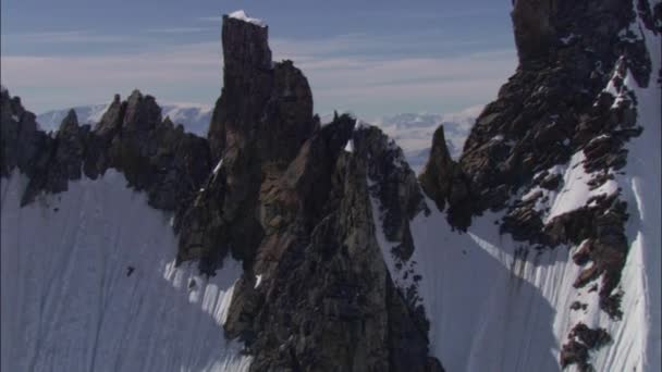 Luchtfoto Van Besneeuwde Bergen Winter — Stockvideo