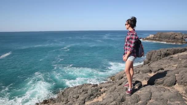 站在岩石沙滩上的年轻女子 — 图库视频影像
