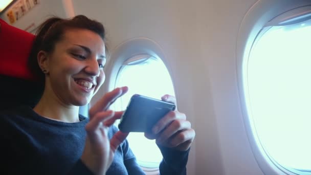 Uçakta Akıllı Telefon Kullanan Kadın — Stok video