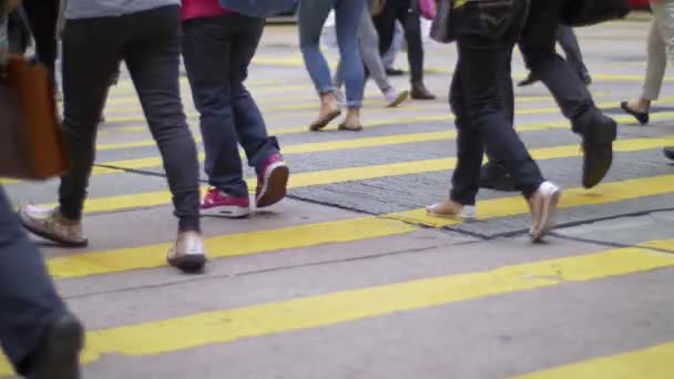 Lidé Kráčející Přechodu Zebra — Stock video