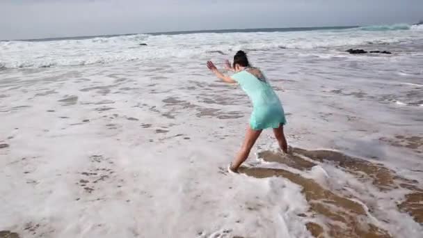白天在海滩上玩耍的女人 — 图库视频影像