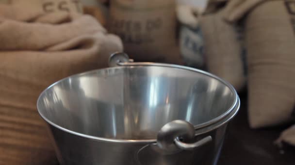 Rohe Kaffeebohnen Maschine Gießen — Stockvideo