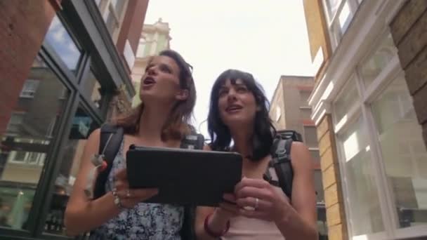 Две Туристки Идут Городской Улице — стоковое видео