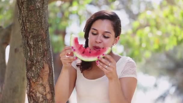 Mulher Comendo Melancia Livre — Vídeo de Stock