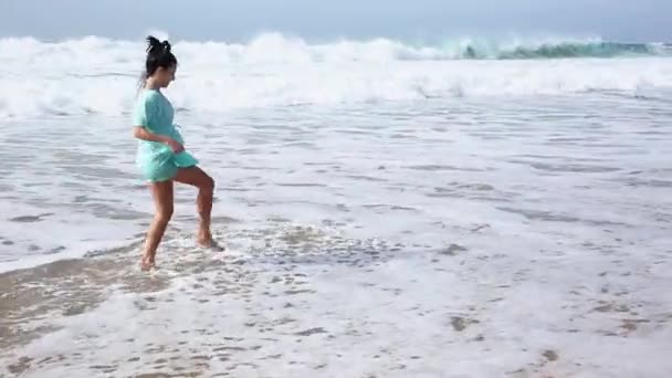 Mujer Feliz Caminando Playa Durante Día — Vídeos de Stock