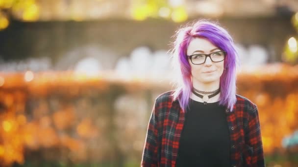 Portret Młodej Kobiety Włosów Farbowanych — Wideo stockowe