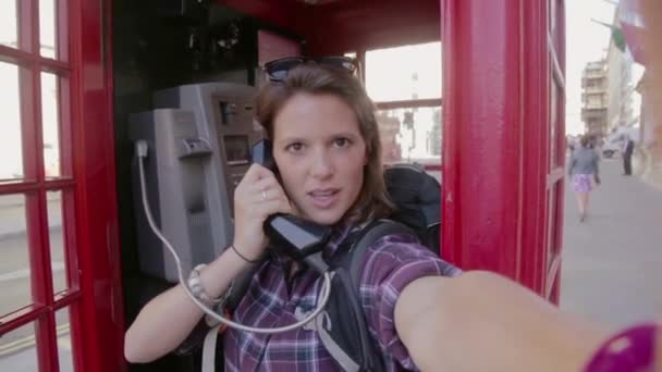 Woman Taking Selfie Traditional Telephone Booth Piccadilly Circus London United — ストック動画