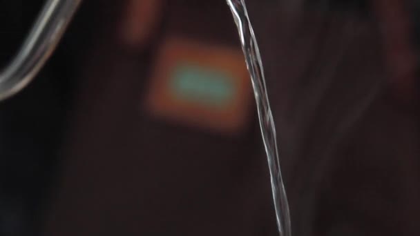 Кипящая Вода Наливается Вакуумную Кофеварку — стоковое видео
