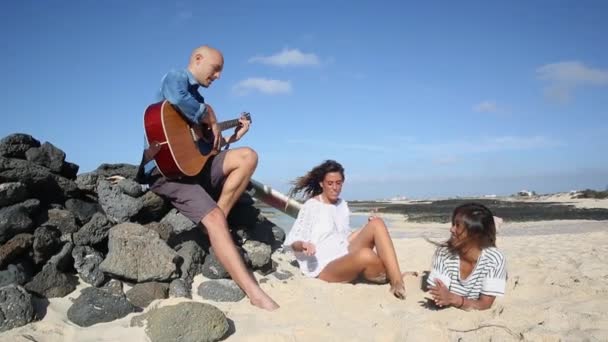 Mężczyzna Kobieta Gitarą Wybrzeżu Morza — Wideo stockowe