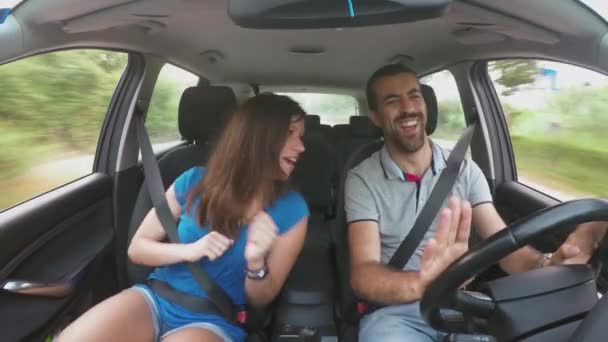 Potret Pasangan Muda Naik Dalam Mobil — Stok Video
