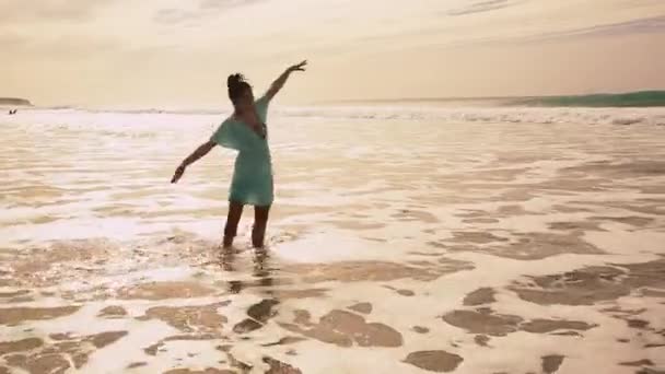 Femme Retournant Dans Mer Coucher Soleil — Video