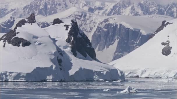 Vista Aérea Das Montanhas Mar Durante Dia — Vídeo de Stock