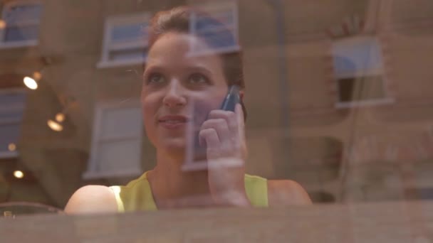 Frau Telefoniert Stadtcafé Mit Smartphone — Stockvideo