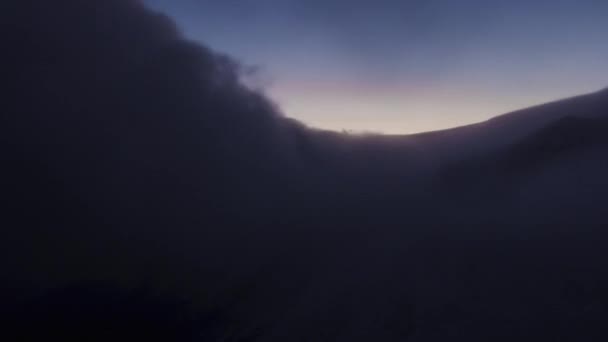 Berge Bei Sonnenuntergang Mit Wolken Die Sich Zeitraffer Bewegen — Stockvideo