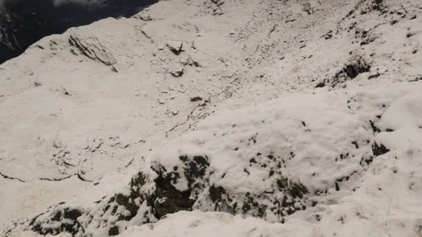 Воздушный Вид Горы Зимой Дневное Время — стоковое видео