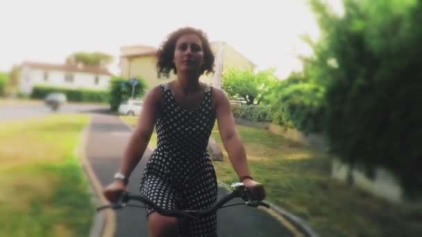 Női Kerékpározás Úton Nappal — Stock videók